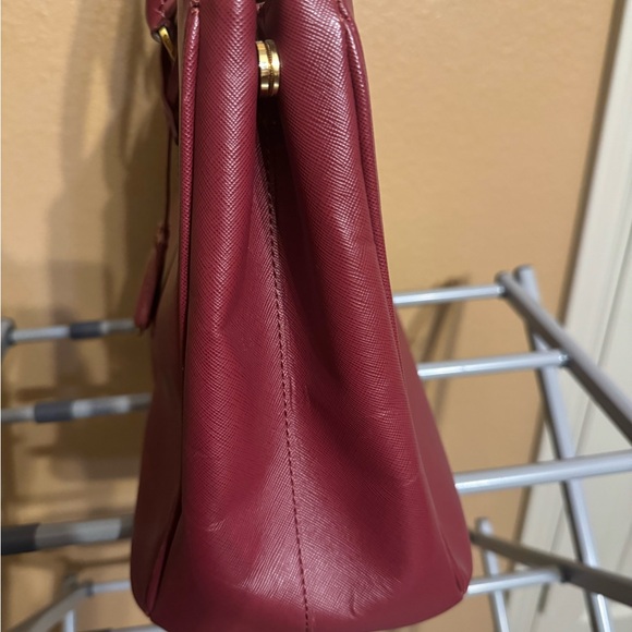 Prada Saffiano Galleria Double Zip Tote. Barely used. Like new Condition. - Picture 6 of 16